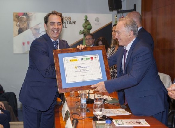 Felipe Vilas entregando diploma a Vctor Yuste