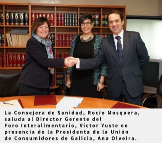 La Consejera de Sanidad, Roco Mosquera, saluda al Director Gerente del Foro Interalimentario, Vctor Yuste en presencia de la Presidenta de la Unin de Consumidores de Galicia, Ana Olveira.