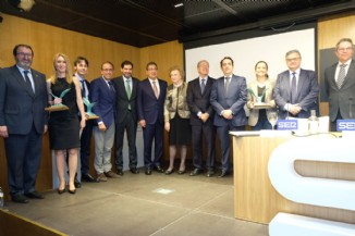 Los tres premiados junto a los miembros del Jurado