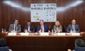 Mesa presidencial con autoridades presentes