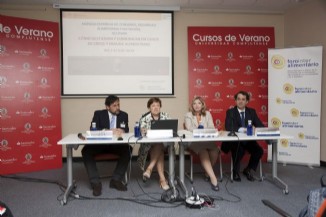 : (izda a dcha: Juan Carlos Leza (U. Complutense), Pilar Farjas (Secretaria General de Sanidad y Consumo y Pta. AECOSAN), ngela Lpez de S (Directora AECOSAN) y Vctor Yuste (Director Foro Interalimentario)