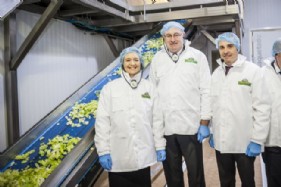La ministra Isabel Garca Tejerina, con el comisario europeo Phil Hogan y el presidente del Grupo Alimentario Citrus, Joaqun Ballester
