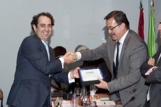El Director General de Ordenacin e Inspeccin de la Comunidad de Madrid, Manuel Molina, entrega la placa al Director Gerente del Foro Interalimentario, Vctor Yuste