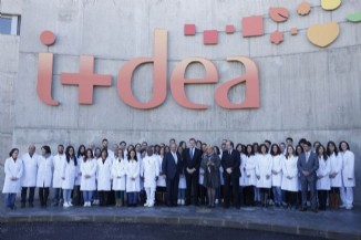 El Presidente del Gobierno, Mariano Rajoy, en la fotografa de familia con los empleados del Centro de Investigacin y Desarrollo del Grupo Siro.