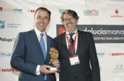 Ricardo Delgado recogiendo el premio