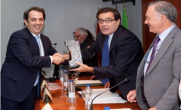 Carlos Cabanas entrega a Vctor Yuste, una escultura en agradecimiento por la colaboracin del Foro Interalimentario en el MSA