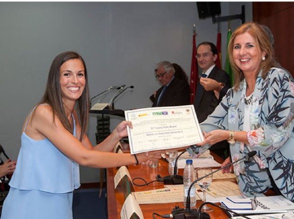 Teresa Robledo, directora de la AECOSAN, entrega el diploma a una alumna