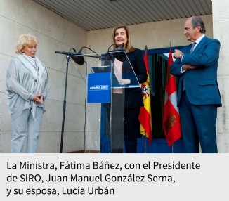 La Ministra, Fátima Báñez, con el Presidente de SIRO, Juan Manuel González Serna, y su esposa, Lucía Urbán