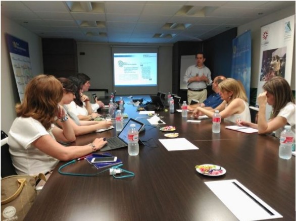 El director general del Foro Interalimentario, Vctor Yuste, dirigindose a los alumnos del Curso de Experto Universitario en Comunicacin Agroalimentaria.