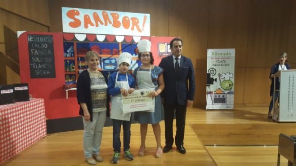 Vctor Yuste entrega el primer premio en la 3 categora a aula de 6 B del CEIP Manuel Respino de A Ra (Ourense) por su plato Popietas de merluza con humus de garbanzos y ensalada