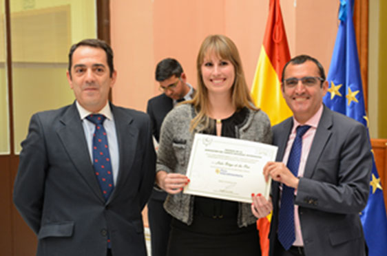 De izq. a dcha.: Vctor Yuste, director general del Foro Interalimentario, la premiada Lidia Ortega de los Ros y Valentn Almansa, director general de Sanidad de la Produccin Agraria