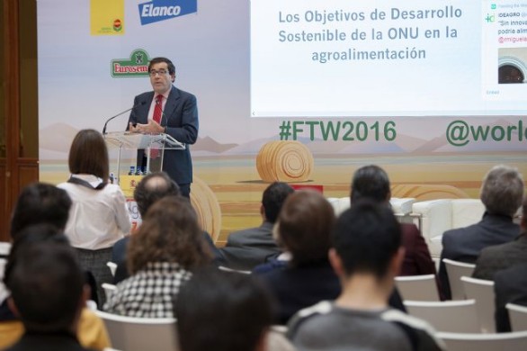 ´El Secretario General de Agricultura y Alimentación, Carlos Cabanas, inaugurando la Jornada´