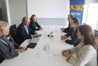 El Presidente del Gobierno, Mariano Rajoy, con Juan Manuel González Serna, Lucía Urbán , Presidente y Vice-Presidenta de Grupo Siro, junto con otras autoridades