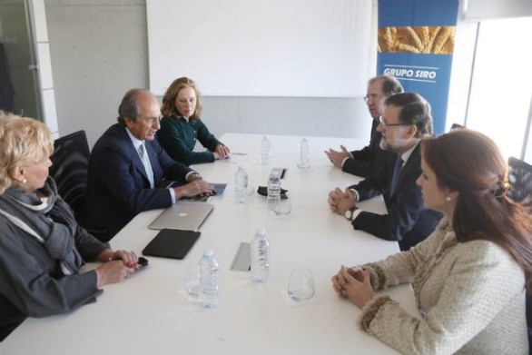 El Presidente del Gobierno, Mariano Rajoy, con Juan Manuel González Serna, Lucía Urbán , Presidente y Vice-Presidenta de Grupo Siro, junto con otras autoridades
