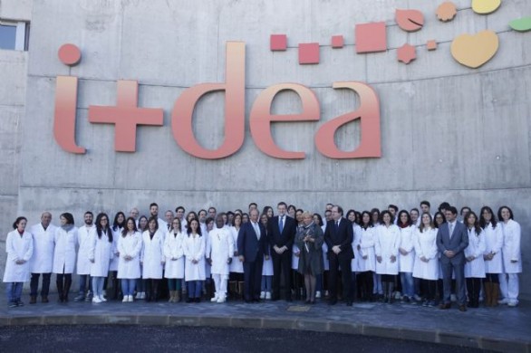 El Presidente del Gobierno, Mariano Rajoy, en la fotografía de familia con los empleados del Centro de Investigación y Desarrollo del Grupo Siro.