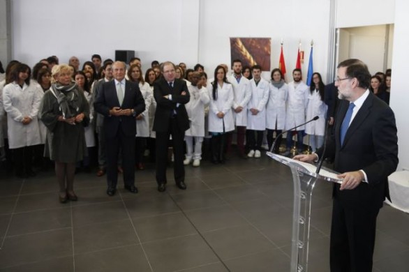 El Presidente del Gobierno, Mariano Rajoy, en un momento de su visita al Centro de Investigación y Desarrollo del Grupo Siro.