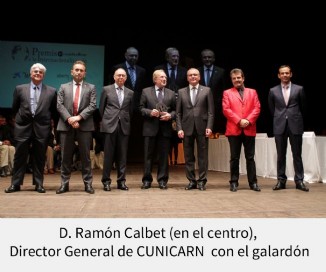 D. Ramón Calbet (en el centro), Director General de CUNICARN  con el galardón